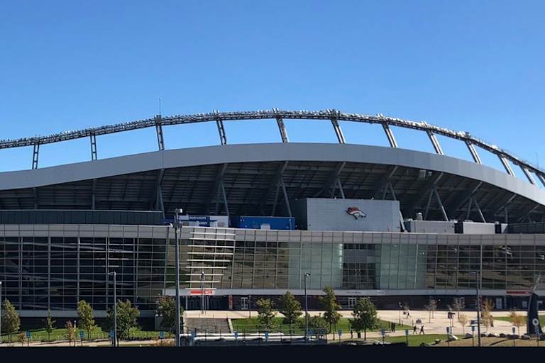 Es wird kalt im offenen Stadion von Denver