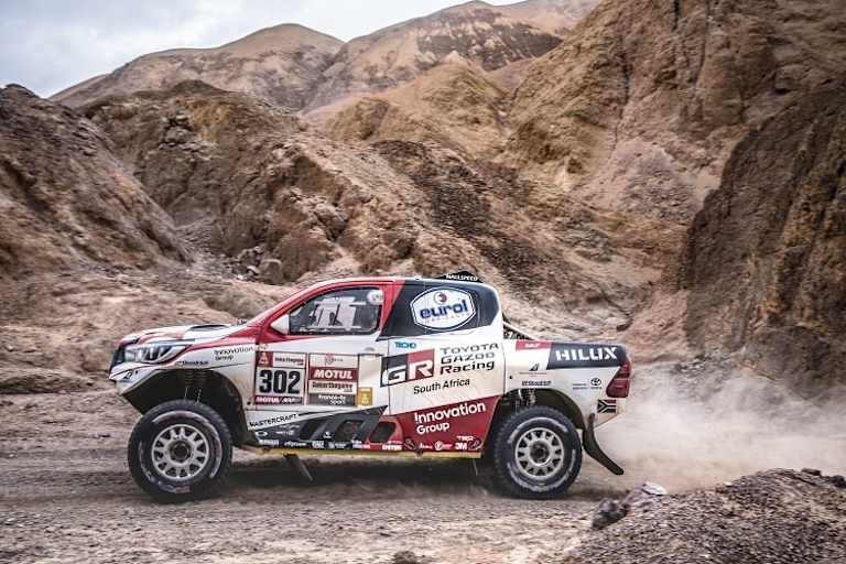 Formel 1- Weltmeister Fernando Alonso steuert einen Toyota Hilux