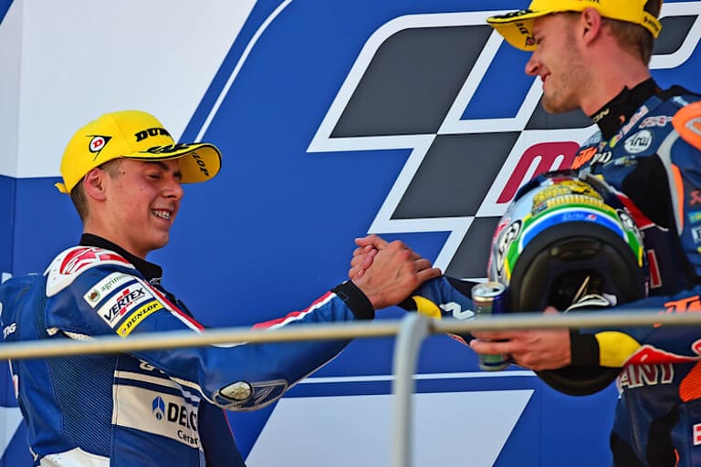 Mugello: Fabio Di Giannantonio (Platz 3) gratuliert Binder