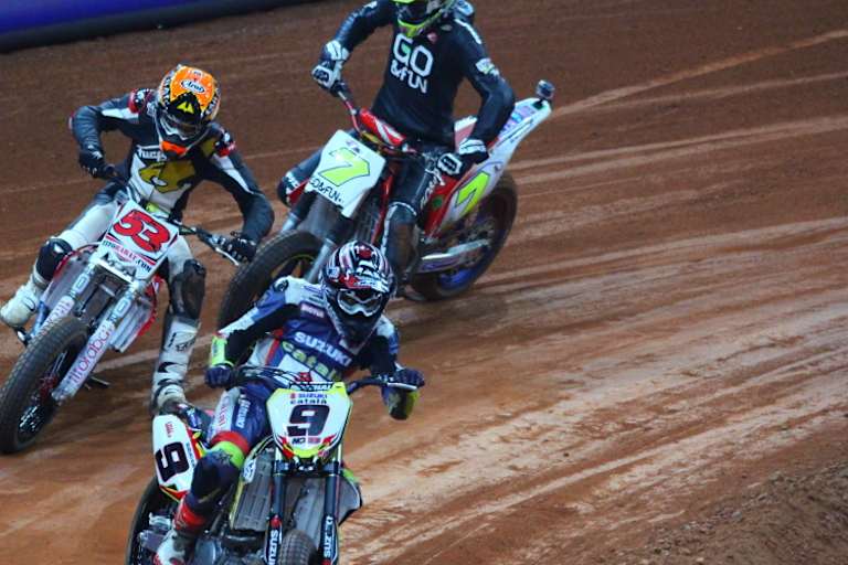 Die GP-Piloten hatten beim Dirt-Track sichtlich Spaß