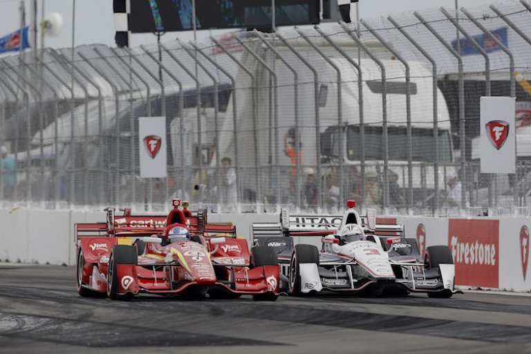 Scott Dixon gegen Helio Castroneves in der IndyCar-Serie