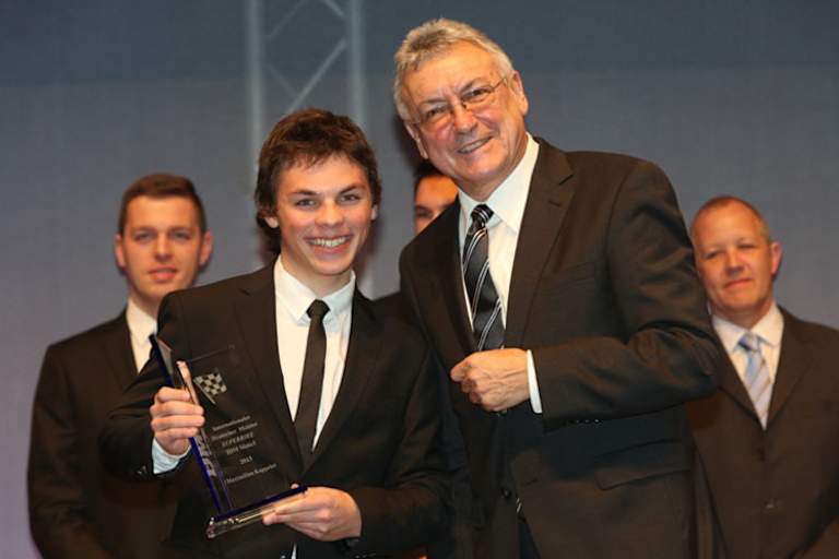 Max Kappler (li.) erhält den Pokal von Wolfgang Glas