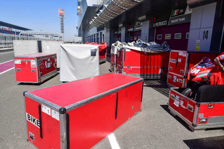 Die Ducati-Frachtkisten in der Boxengasse