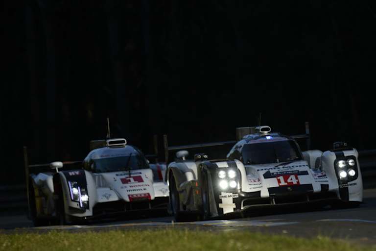 Porsche 919 Hybrid vor Audi R18 e-tron quattro in Le Mans
