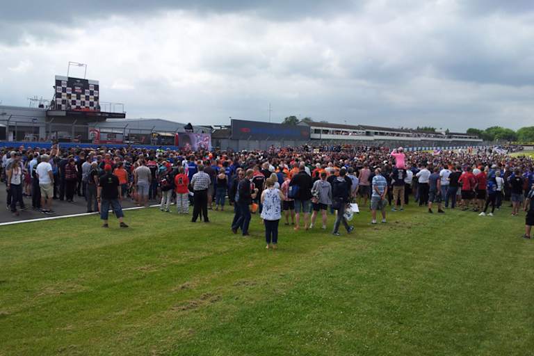 Samstagabend im Fahrerlager von Donington Park