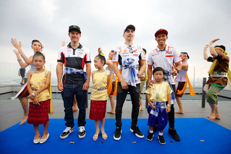 Crutchlow, Lorenzo und Chantra wurden mit traditionellen Tänzen begrüßt