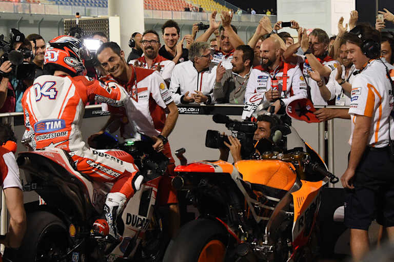 Jubel um Andrea Dovizioso im Parc Fermé