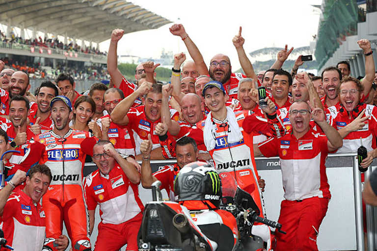 Dovizioso und Lorenzo mit dem Ducati-Team