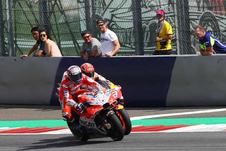 Spannendes Duell: Dovizioso (04) gegen Márquez