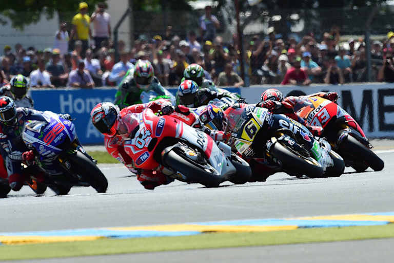 Harte Fights im Rennen: Dovizioso (04) vor Bradl und Márquez