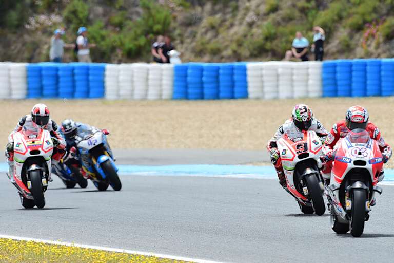 Im Rennen liegt Dovizioso (04) hier vor Petrucci (9), Hernandez und Redding