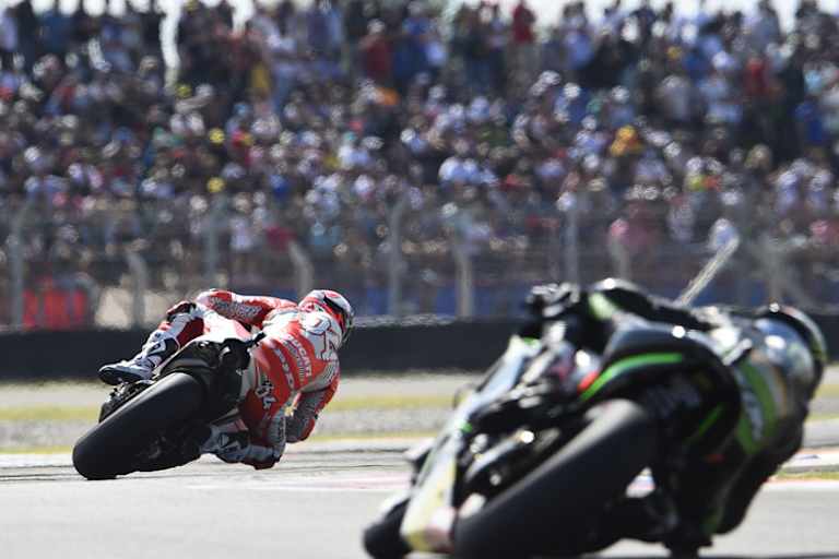 Andrea Dovizioso (vorne) wird im Rennen von Bradley Smith attackiert