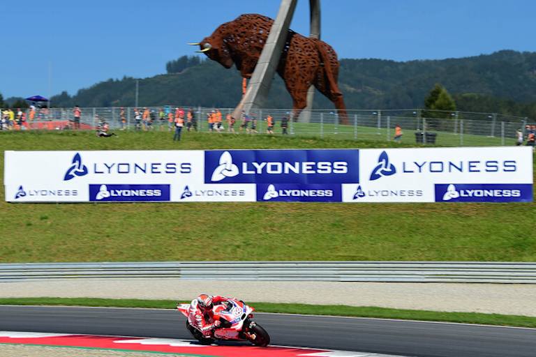 Unter den Augen des Bullen duellieren sich die MotoGP-Piloten am 13. August 2017 auf dem Red Bull Ring in Spielberg