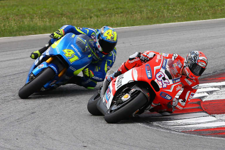 Andrea Dovizioso (04) auf der Ducati vor Aleix Espargaró (Suzuki)
