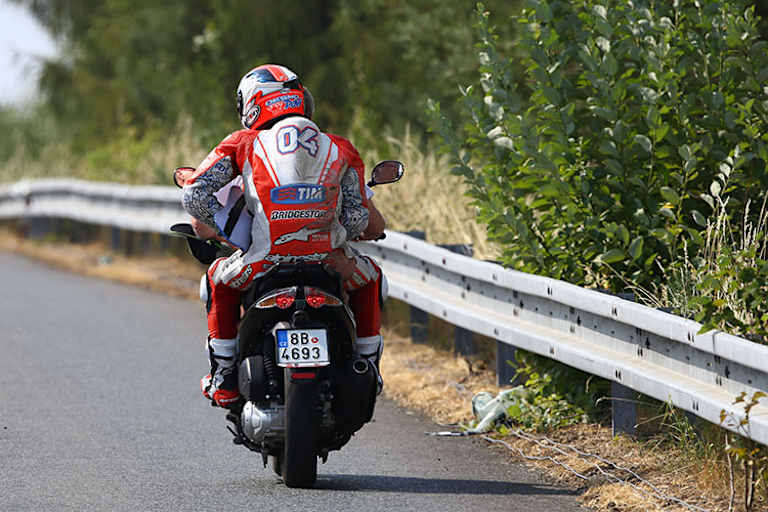 Auch Ducati-Pilot Andrea Dovizioso musste sich auf dem Roller zurück an die Box bringen lassen