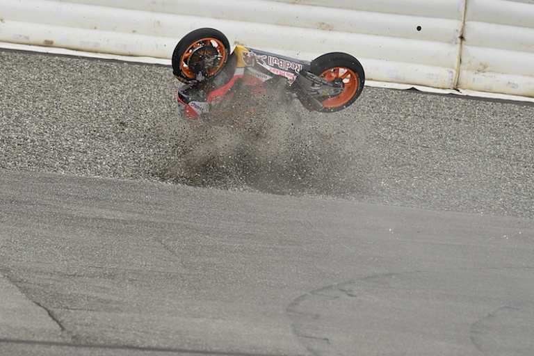 Seine Motorrad überschlägt sich im Kiesbett