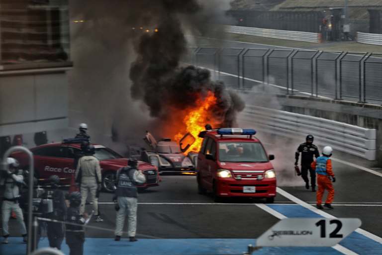 Dramatik in der Boxengasse: Lotus steht in Flammen