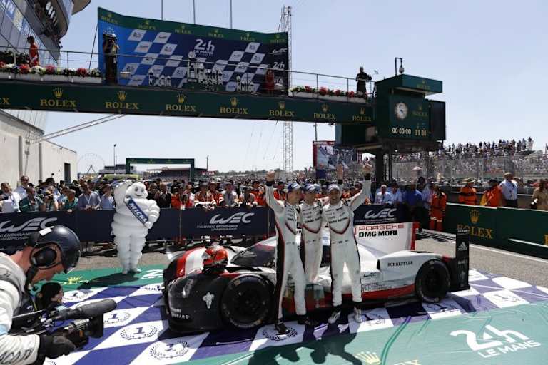 Großer Triumph: Brendon Hartley, Timo Bernhard und Earl Bamber vor dem Porsche 919 Hybrid
