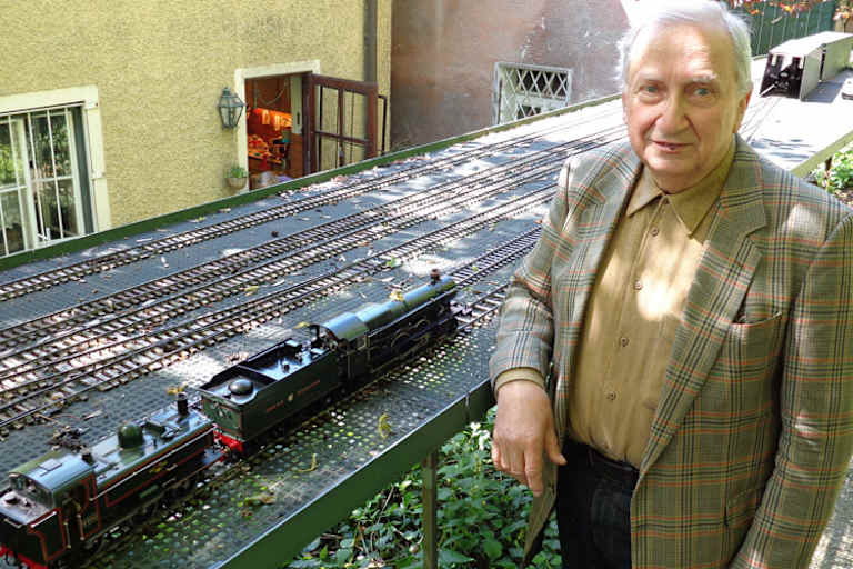 Strasser mit seiner Modellbahn