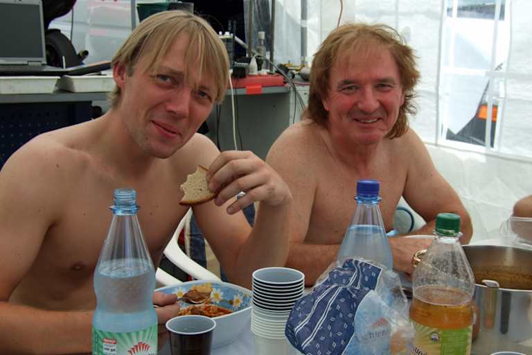 Verdiente Mittagspause bei Patrick und Tobias Unger (v.l)