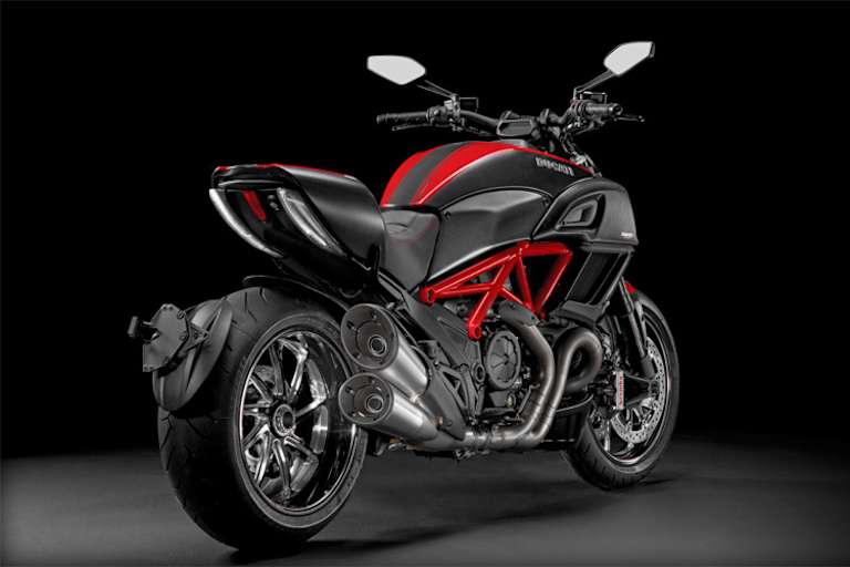 Die Diavel beeindruckt mit fettem Auspuff