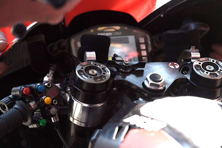 Auch im Cockpit von Jack Miller ist der Hebel für die Startvorrichtung links auf der Gabelbrücke nicht zu übersehen