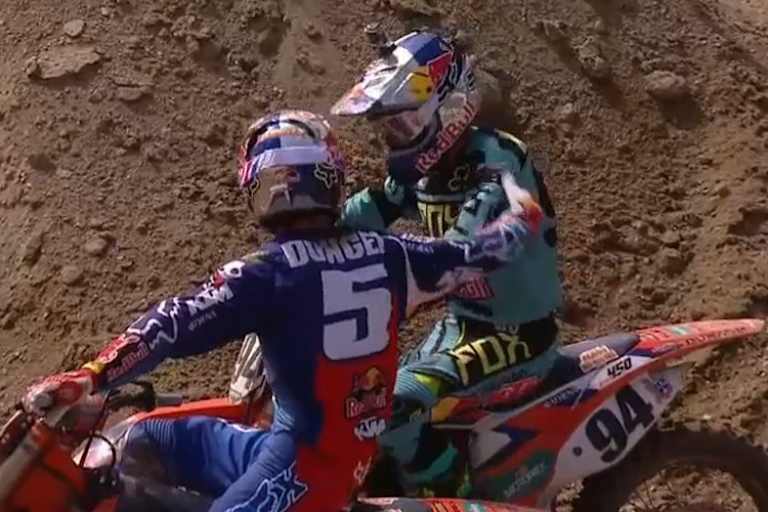 Ken Roczen gratuliert Ryan Dungey (5) trotz bitterer Enttäuschung nach dem entgangenen Sieg