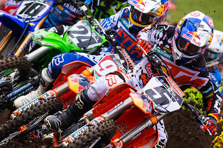 Dungey (5) führt vor Roczen und gewinnt den ersten Lauf 