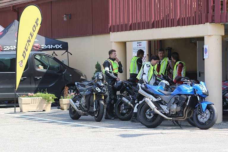 Gezieltes Feilen statt planloses Fahren in der Strassenfahrer-Gruppe mit Hilfe versierter Instruktoren 