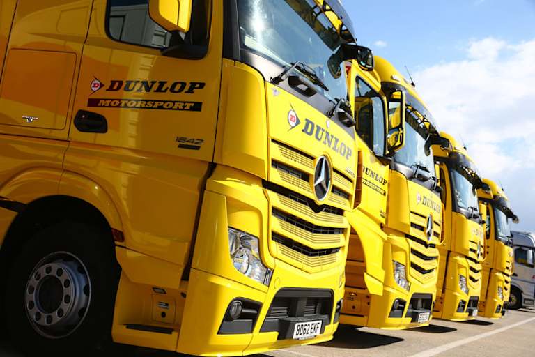 Dunlop rüstet rund 65 GP-Fahrer in zwei Klassen aus