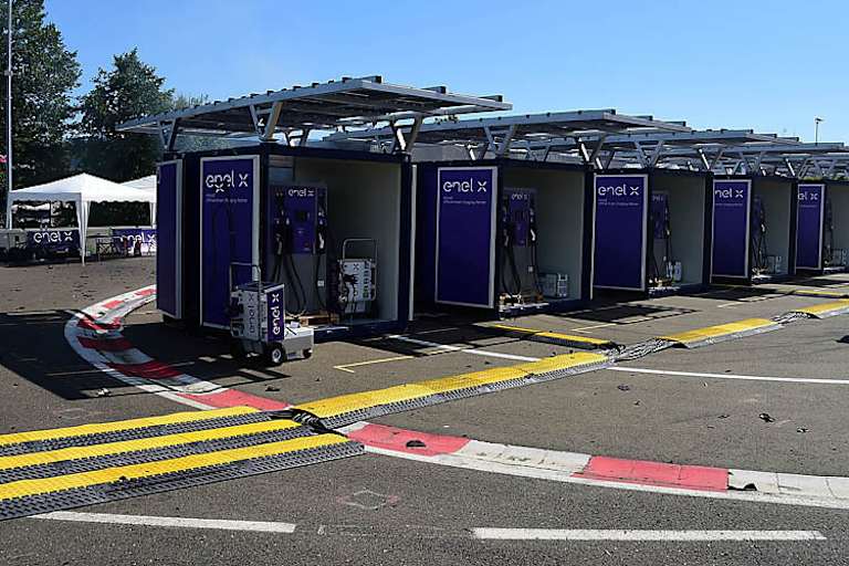 In diesen Ladestationen werden die Energica-Bikes geladen