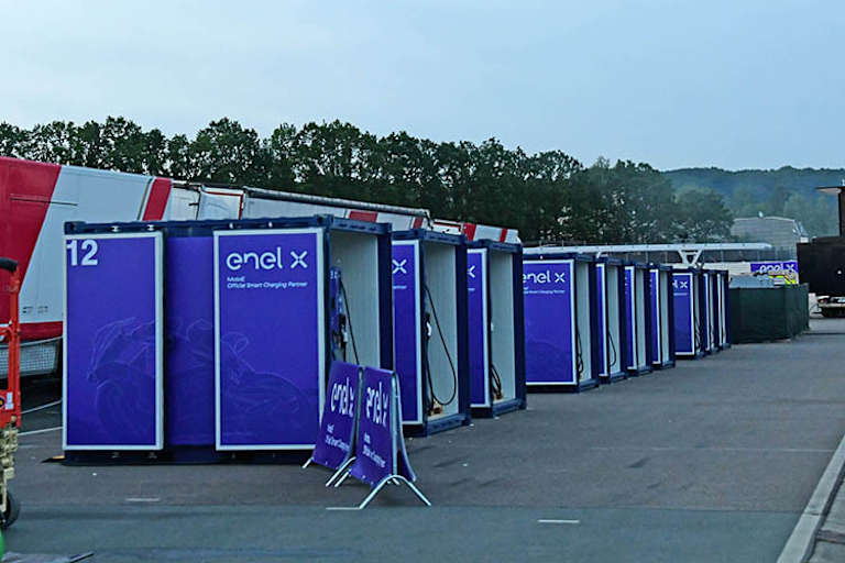 Zehn Ladestationen haben wir gezählt, nicht sechs