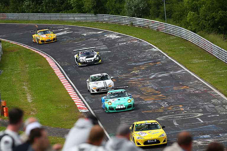 Sticht heraus, der türkis-blaue Porsche 911 GT3 R