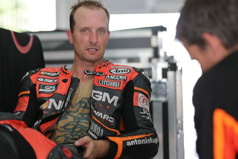 Frustriert: Colin Edwards in der Box des Forward-Teams