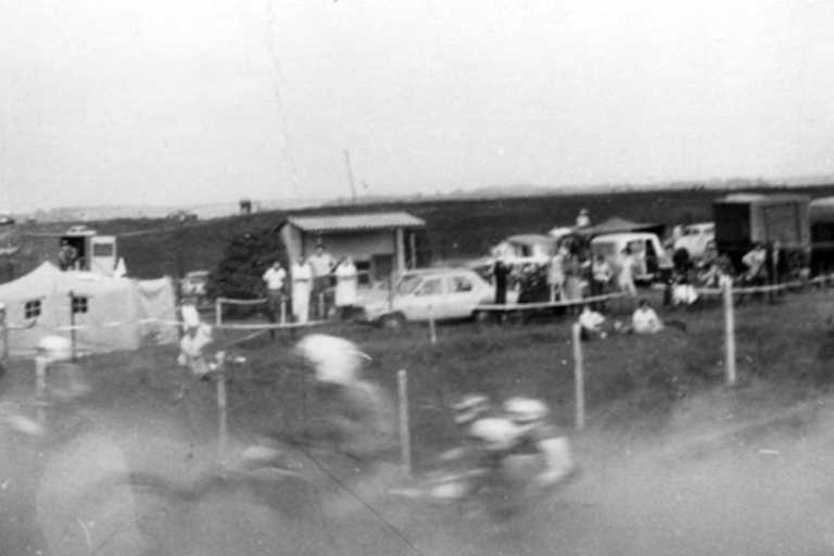 Das Empfangshäuschen am Eingang des Fahrerlagers gab es im Talkessel von Anfang an