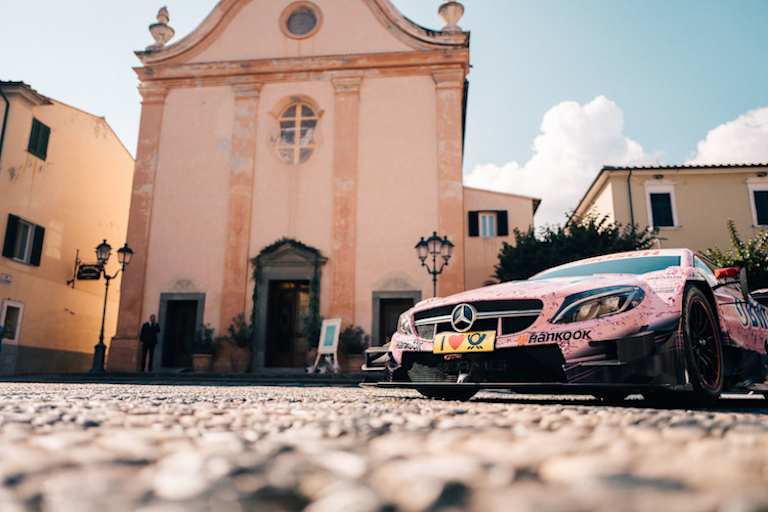 Der Mercedes C63 DTM vor der Kirche