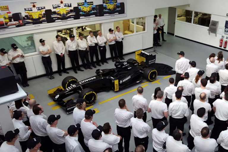 Zeitgleich mit der Präsentation in Paris wurde im Formel-1-Werk von Enstone ein Auto enthüllt