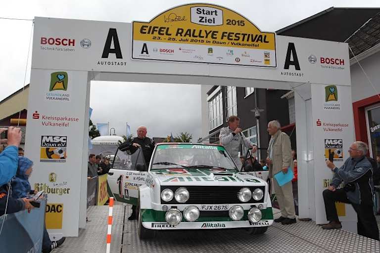 Walter Röhrl neben dem Fiat 131 Mirafiori