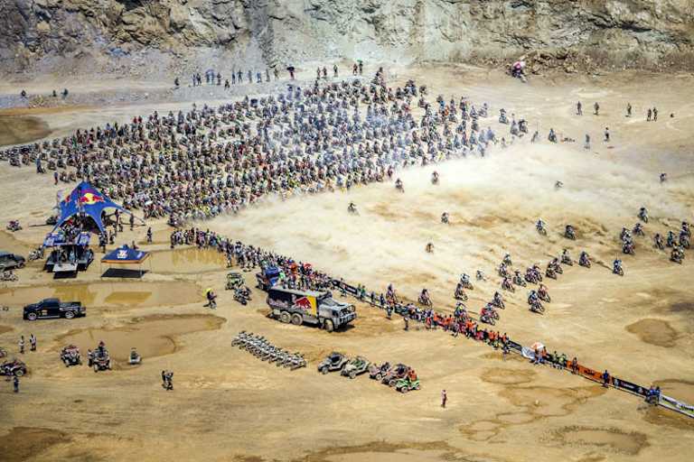 Der Start zum beim Red Bull Hare Scramble Erzbergrodeo 2015