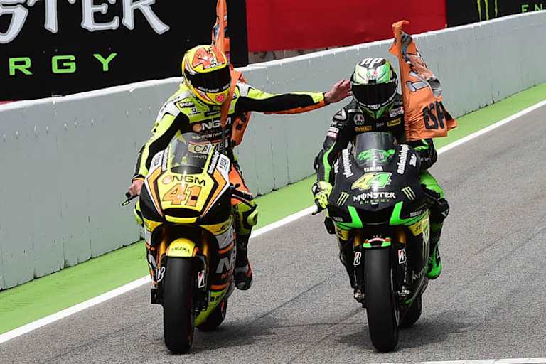 Handschlag nach dem Heimrennen in Barcelona: Pol und Aleix Espargaro