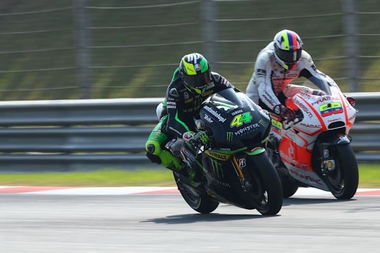 Pol Espargaró (44) überholt Yonny Hernandez (Pramac-Ducati)