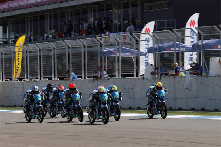 Die jungen Piloten auf ihren Suzuki FU-150-Bikes 