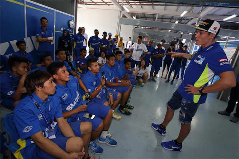 Der MotoGP-Pilot stand den jungen Fahrern mit Rat und Tat zur Seite