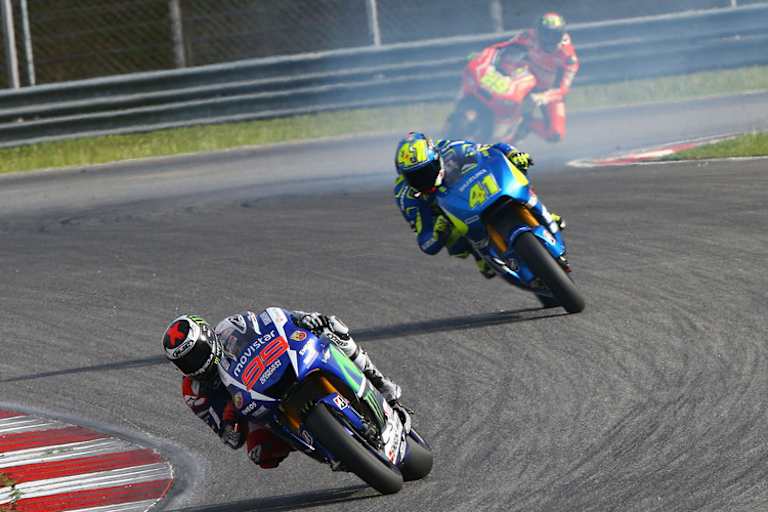 Sepang-Test im Februar 2015: Die Suzuki von Aleix Espargaró (hinter Lorenzo) qualmt – wieder Motorschaden