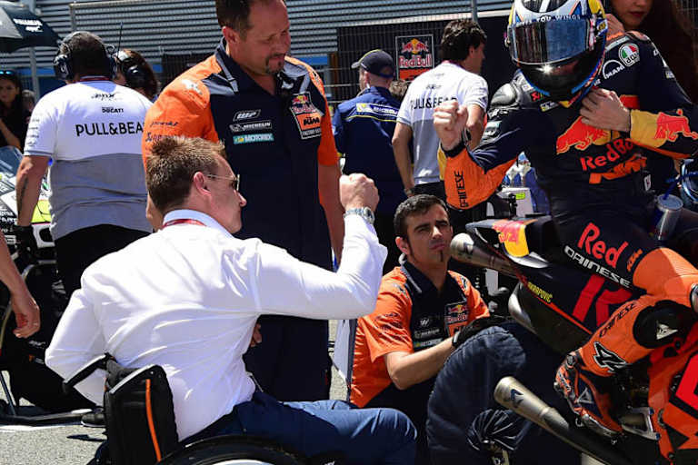 Vor dem Start in Jerez: Pit Beirer mit Pol Espargaró 