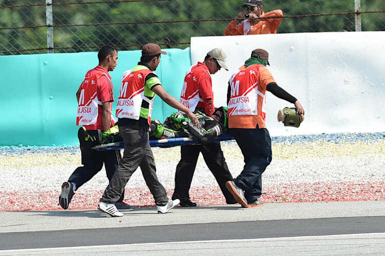 Pol Espargaró wurde nach dem Sturz auf der Trage abtransportiert