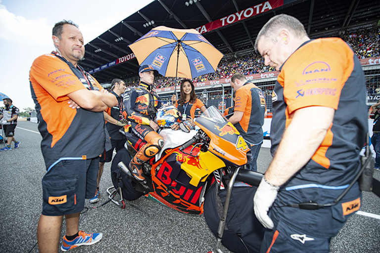 Pol Espargaró in Buriram, links Crew-Chief Paul Trevathan