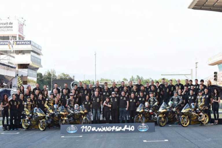 Fotoshooting mit den drei Teams und sechs Piloten: So werden die Bikes am Sonntag aussehen