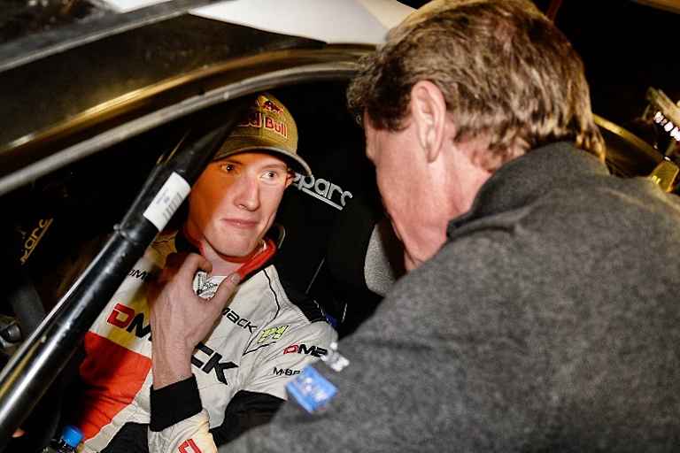 Teamchef Malcolm Wilson (re.) tröstet Elfyn Evans