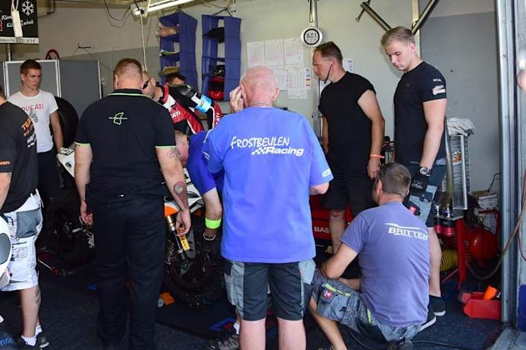 In der Box packen alle mit an